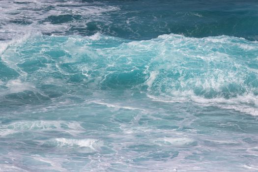 Dynamic waves crashing in the turquoise ocean, showcasing nature's powerful beauty., free online jigsaw puzzle on JigsawPuzzlesFreeOnline.org