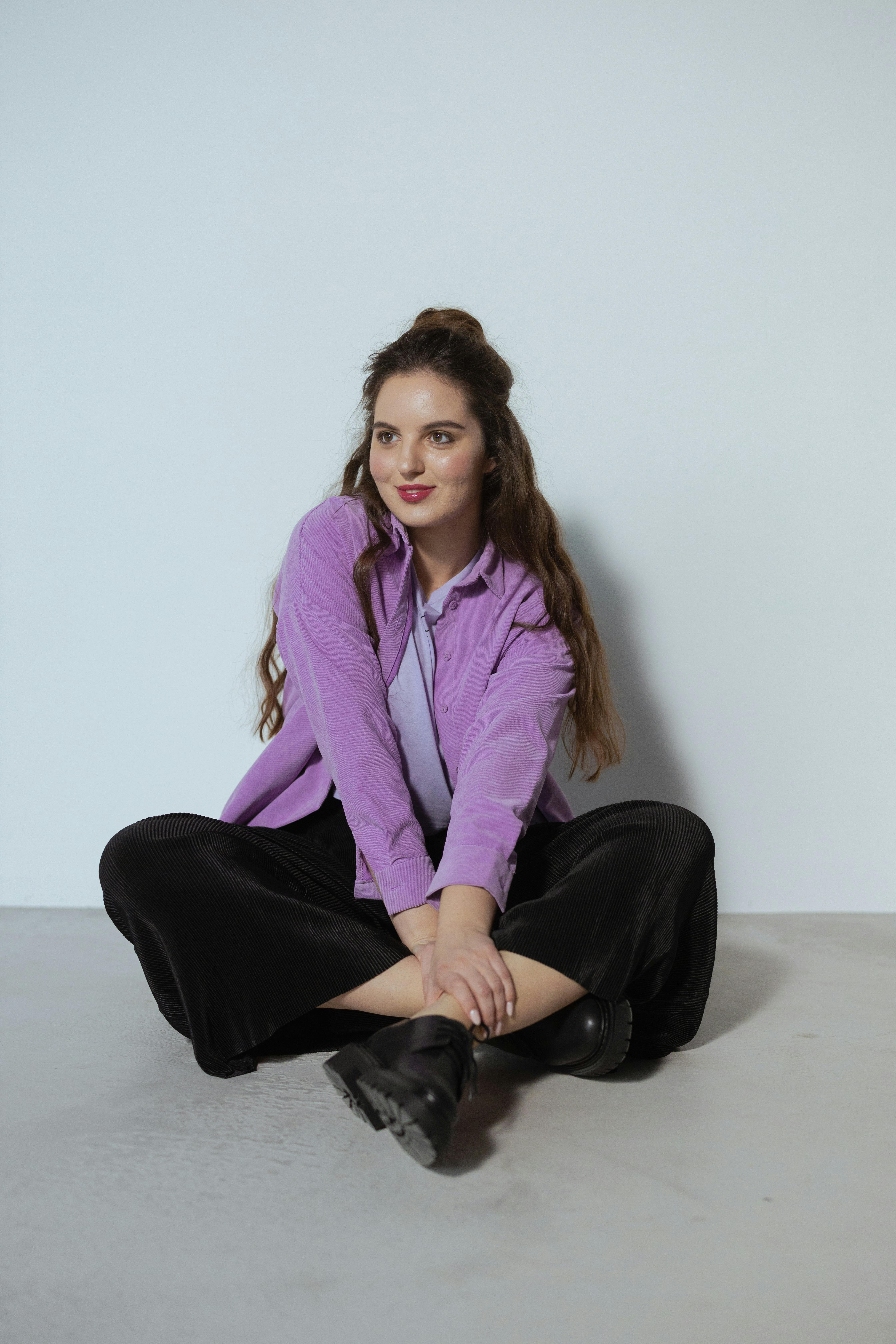 Gratis stockfoto met andere kant op kijken, artistiek schot, binnen instelling Stockfoto