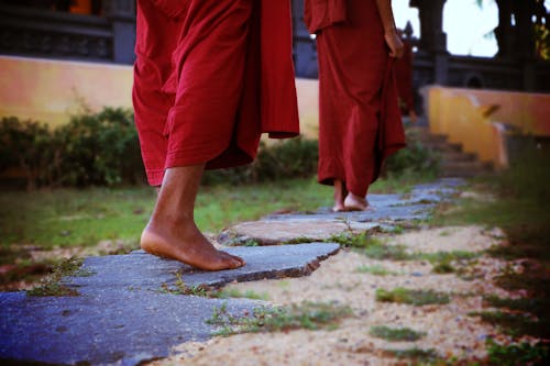 무료 통로에 걷는 두 사람 입고 스님 드레스 스톡 사진