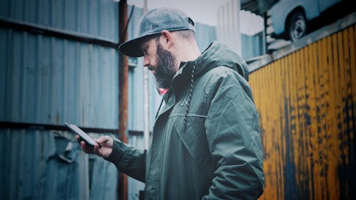 Hombre Vestido Con Sudadera Con Capucha Negra