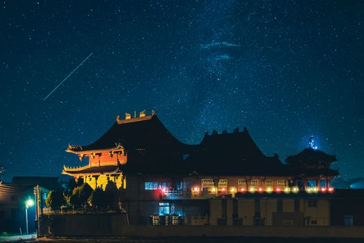 人们在黑暗的户外躺下，仰望星空观测流星雨的场景