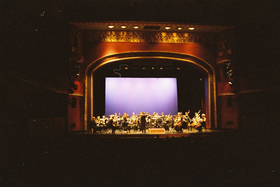 Veyra Stage orchestra beneath spotlights, photographed by Ahsen on Pexels