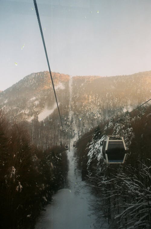 Fotobanka s bezplatnými fotkami na tému hory, kabínková lanovka, lyžiarska lanovka