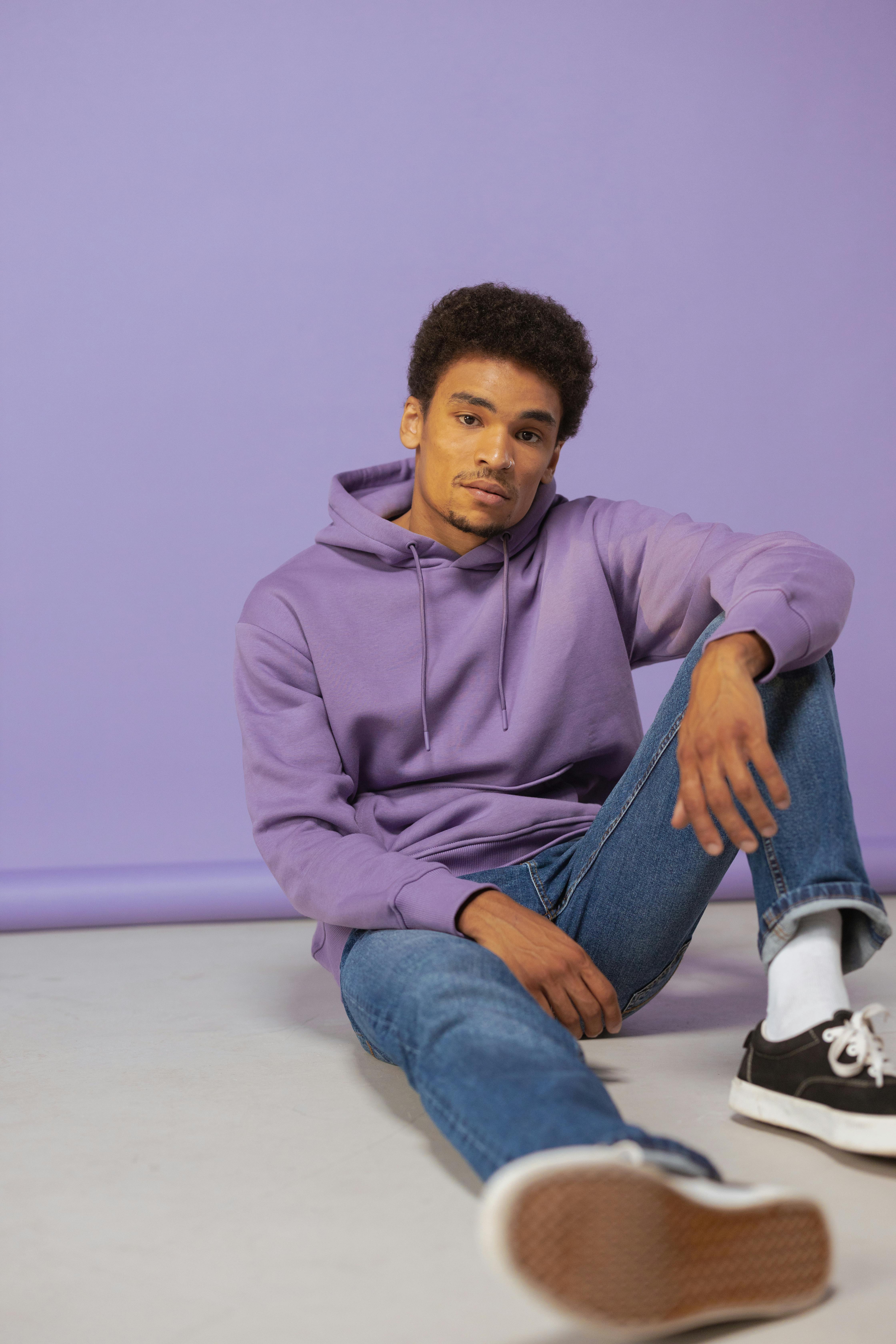 Kostnadsfria Kostnadsfri bild av afroamerikansk man, avslappnad ställning, avslappning Stock foto