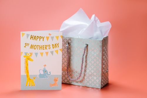 Free A vibrant Mother's Day card with animals and a patterned gift bag, perfect for celebrations. Stock Photo