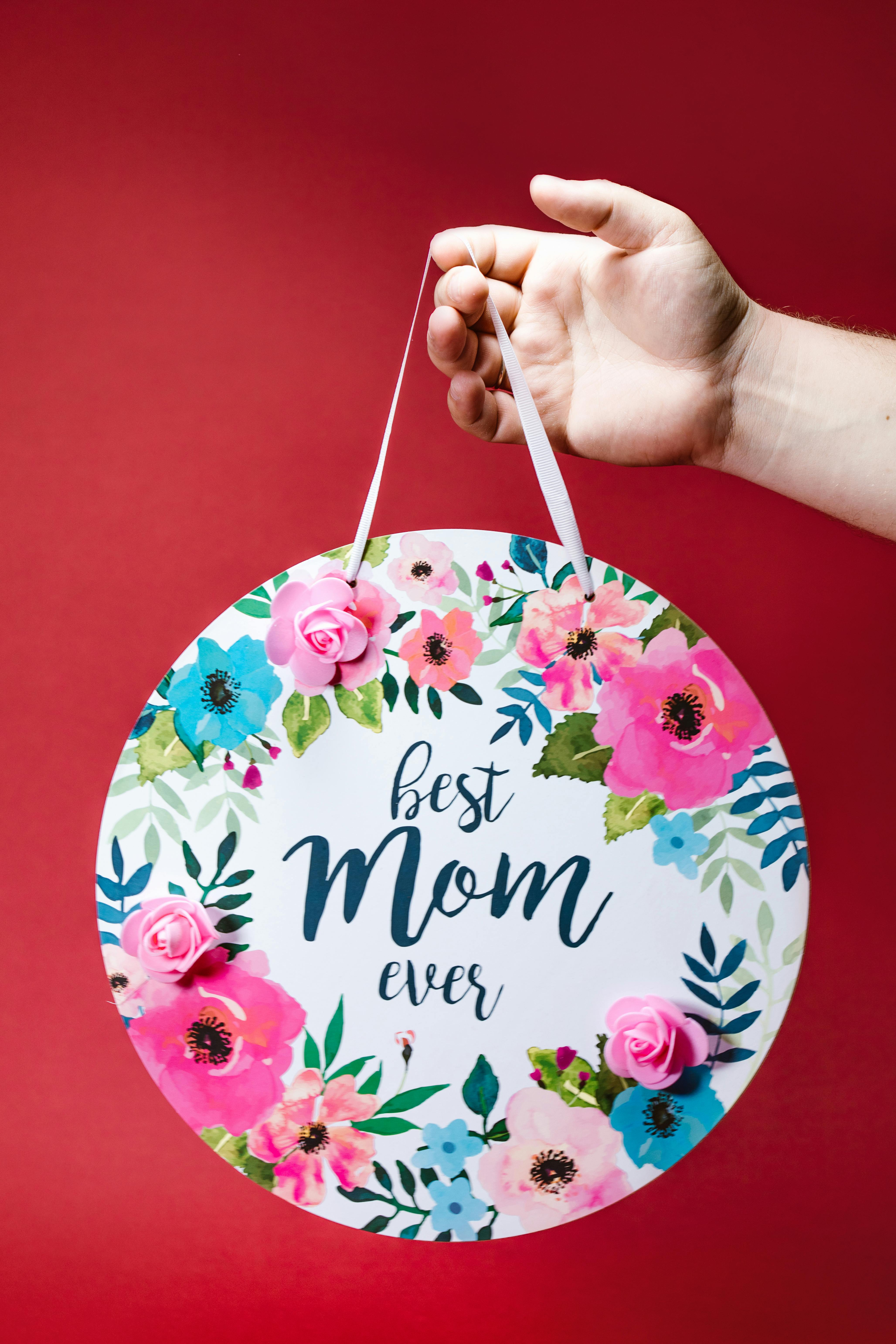 Best Mom Ever. Greeting Card with flowers and hand lettering text