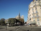 巴黎的标志性建筑巴黎圣母院和街边的咖啡馆