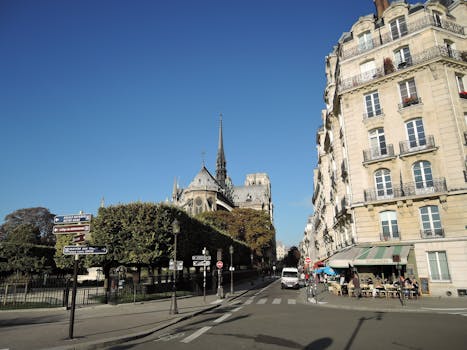 巴黎的标志性建筑巴黎圣母院和街边的咖啡馆