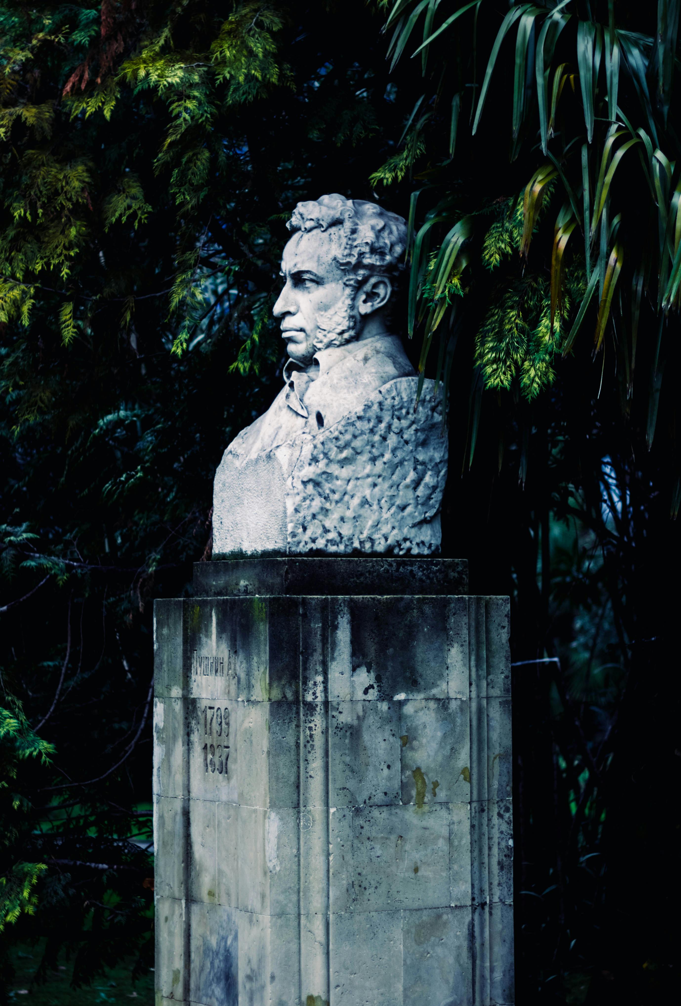 在宁静而郁郁葱葱的公园里，立着一座历史人物的优雅大理石半身像