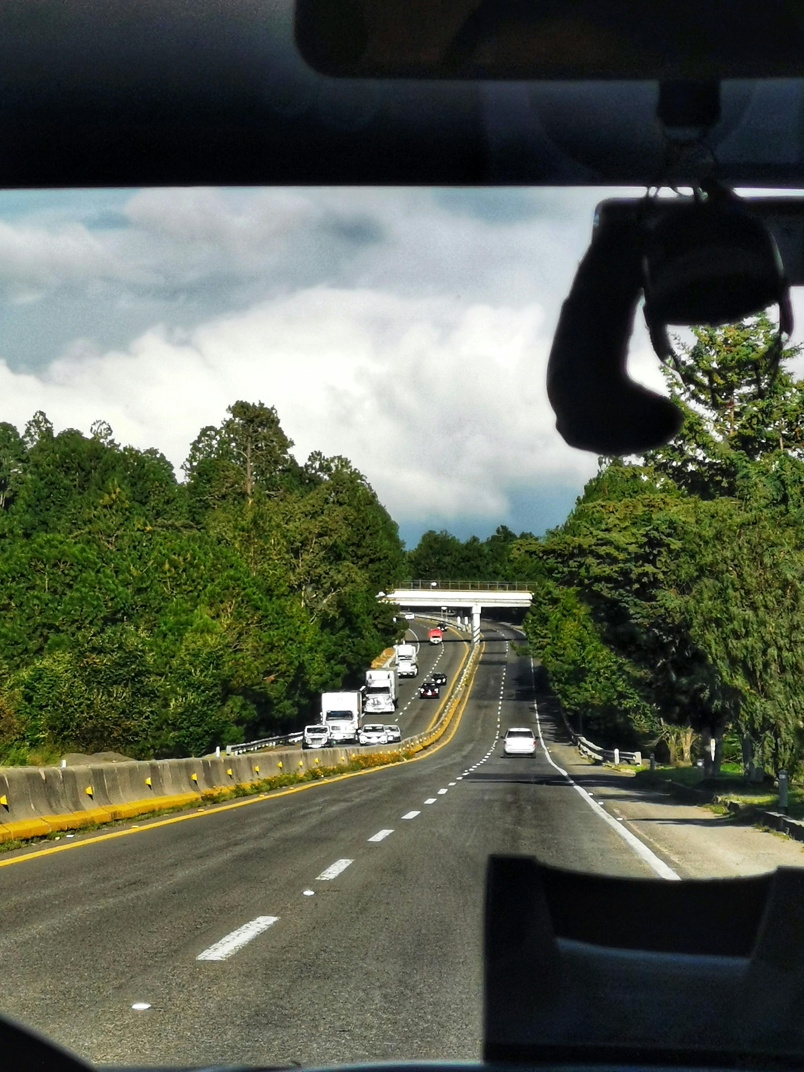 Regulatory building and blockchain icons symbolizing crypto regulation