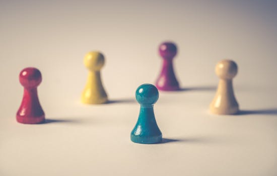 白色表面上，彩色棋盘游戏棋子被创意性地排列成特写