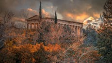 希腊雅典秋叶环绕的赫菲斯托斯神庙，日落景色极具戏剧性