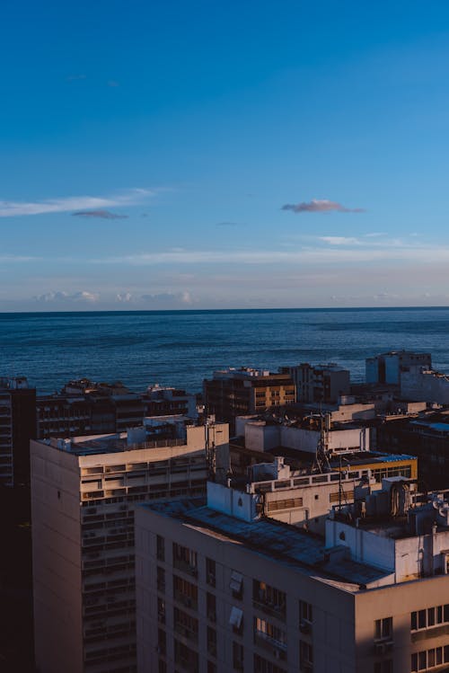 Foto profissional grátis de arranha céu, exterior do edifício, mar