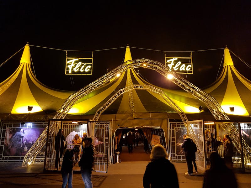 Borderlands 4 Reveals New Vault Hunter C4SH in Exciting Tokyo Game Show Teaser 2 Hands holding a game controller with colorful game displays in the background
