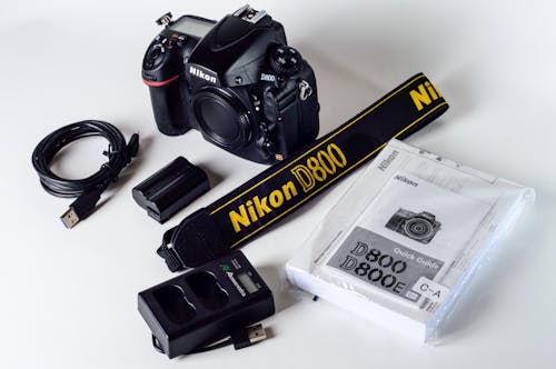 Nikon D800 со шнуром и зарядным устройством