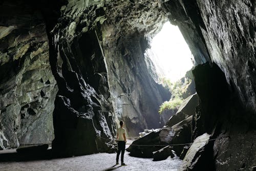 동굴 안에 서있는 사람