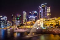 夜晚的新加坡城市景观令人眼花缭乱，鱼尾狮与摩天大楼灯火通明