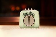 复古蜜色迷你放大器的镜头，以怀旧风格捕捉经典复古氛围