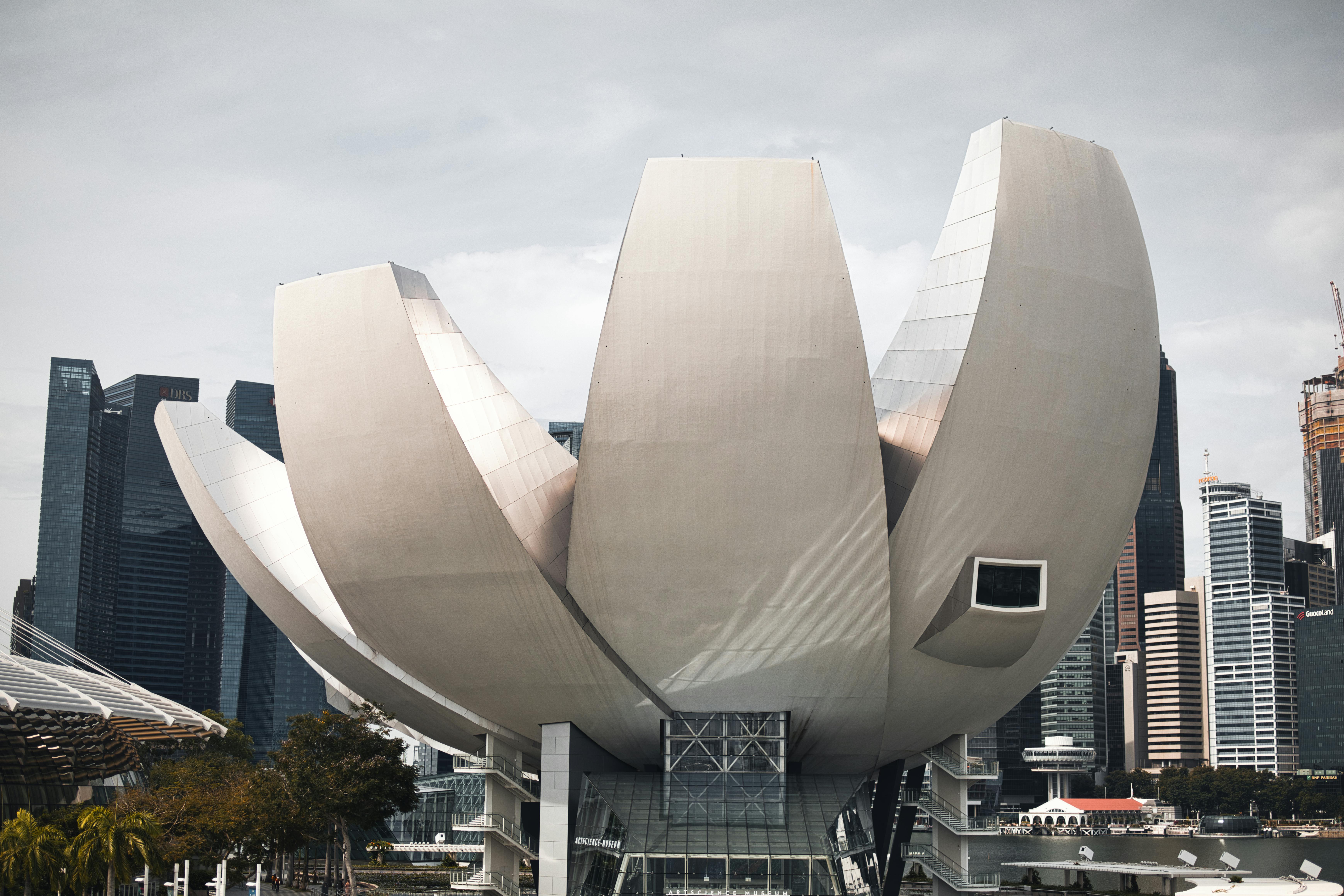 近代的な摩天楼を背景にしたシンガポールの象徴的なアートサイエンス・ミュージアム
