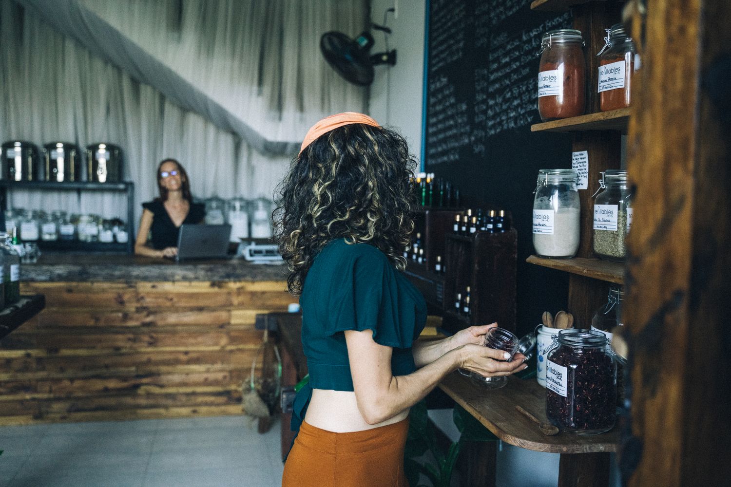 Persona eligiendo productos naturales en una tienda