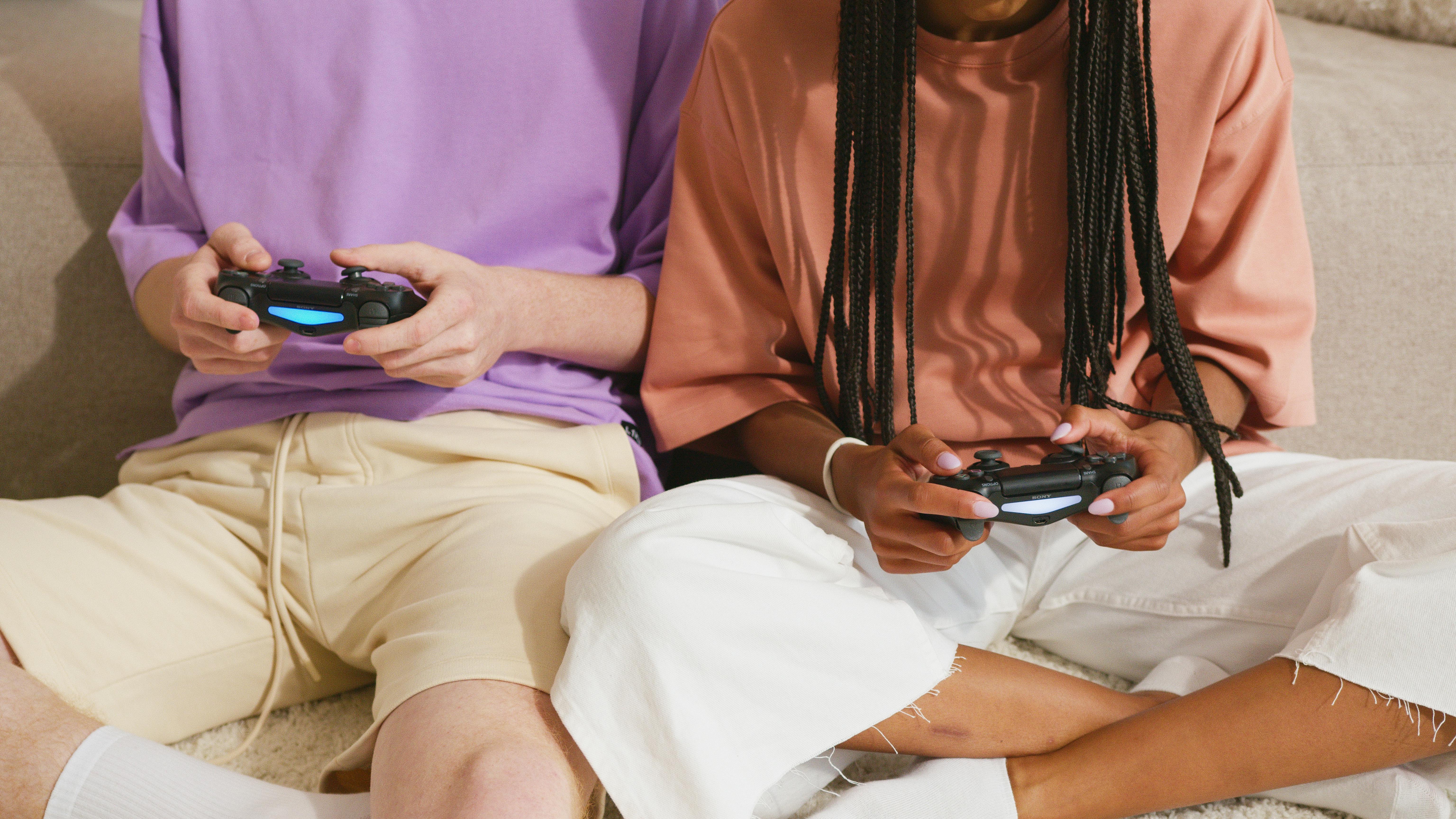 Personas jugando juegos juntas en un ambiente social