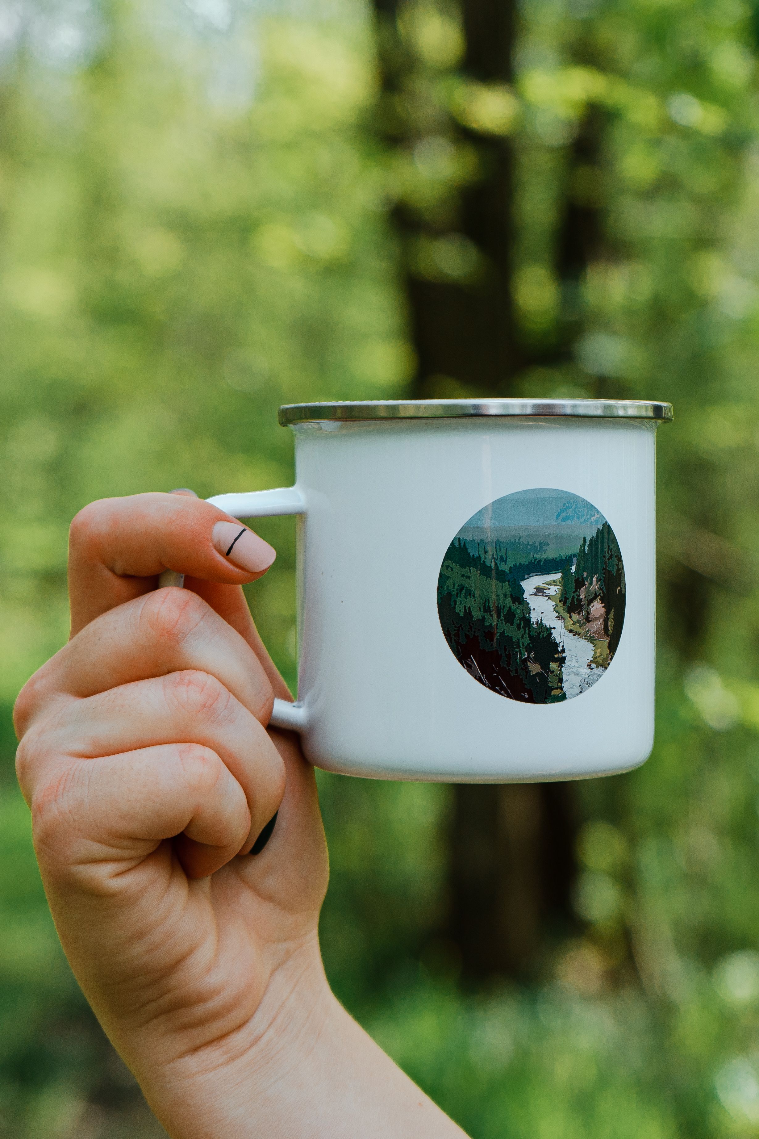 Mug avec un visuel photo imprimé collé sur la paroi, exemple de transfert appliqué sur un objet