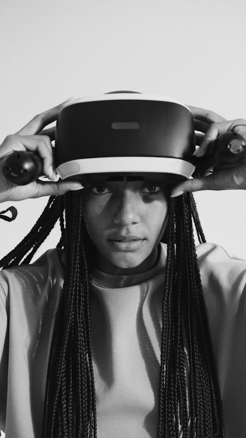Free Immagine gratuita di auricolare realtà virtuale, bianco e nero, donna Stock Photo