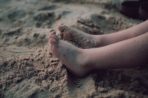 Free Barefoot kid on loose sand Stock Photo