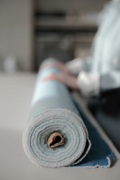 Cận cảnh cuộn vải polyester màu xanh trong xưởng