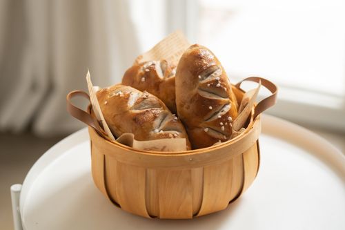 Free Close-up of fresh artisan breads in a rustic basket, perfect for food photography. Stock Photo