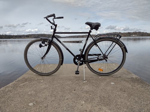 Kostnadsfri bild av standard cykel, svart cykel, vid sjö