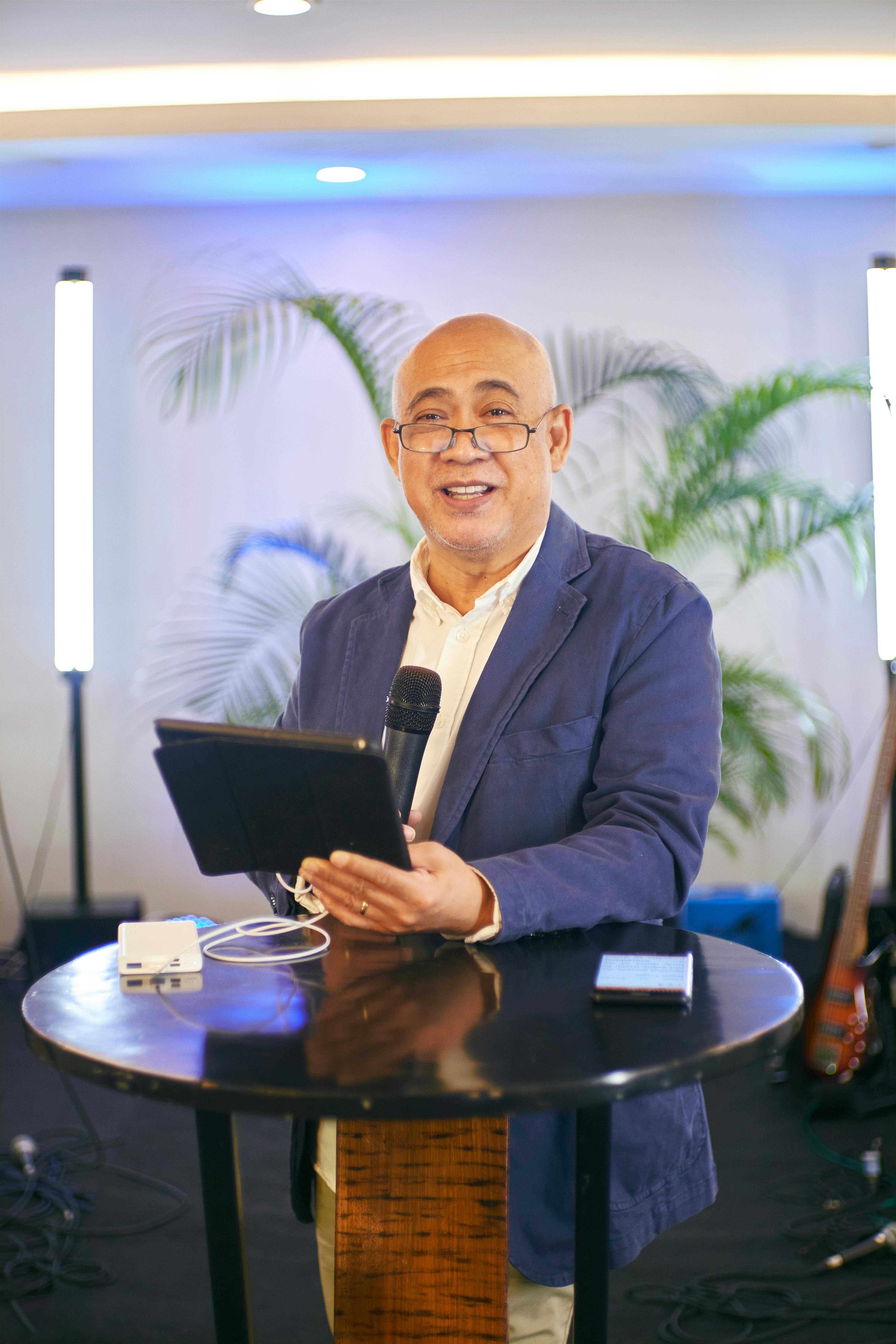 Psicóloga grabando un vídeo corto para TikTok desde su consulta