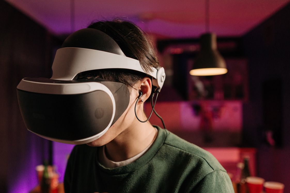Escape game VR - expérience immersive et collaborative en réalité virtuelle Homme équipé d'un casque VR vivant une expérience de jeu immersive en réalité virtuelle