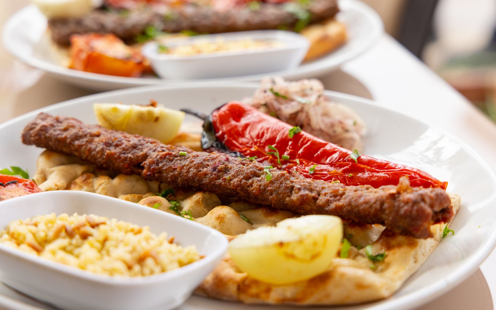 Foto de Kafta assada com tomate, cebola e arroz com lentilha