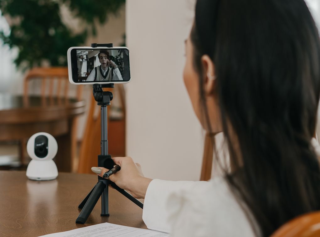 Online dating: starting a conversation on a niche platform