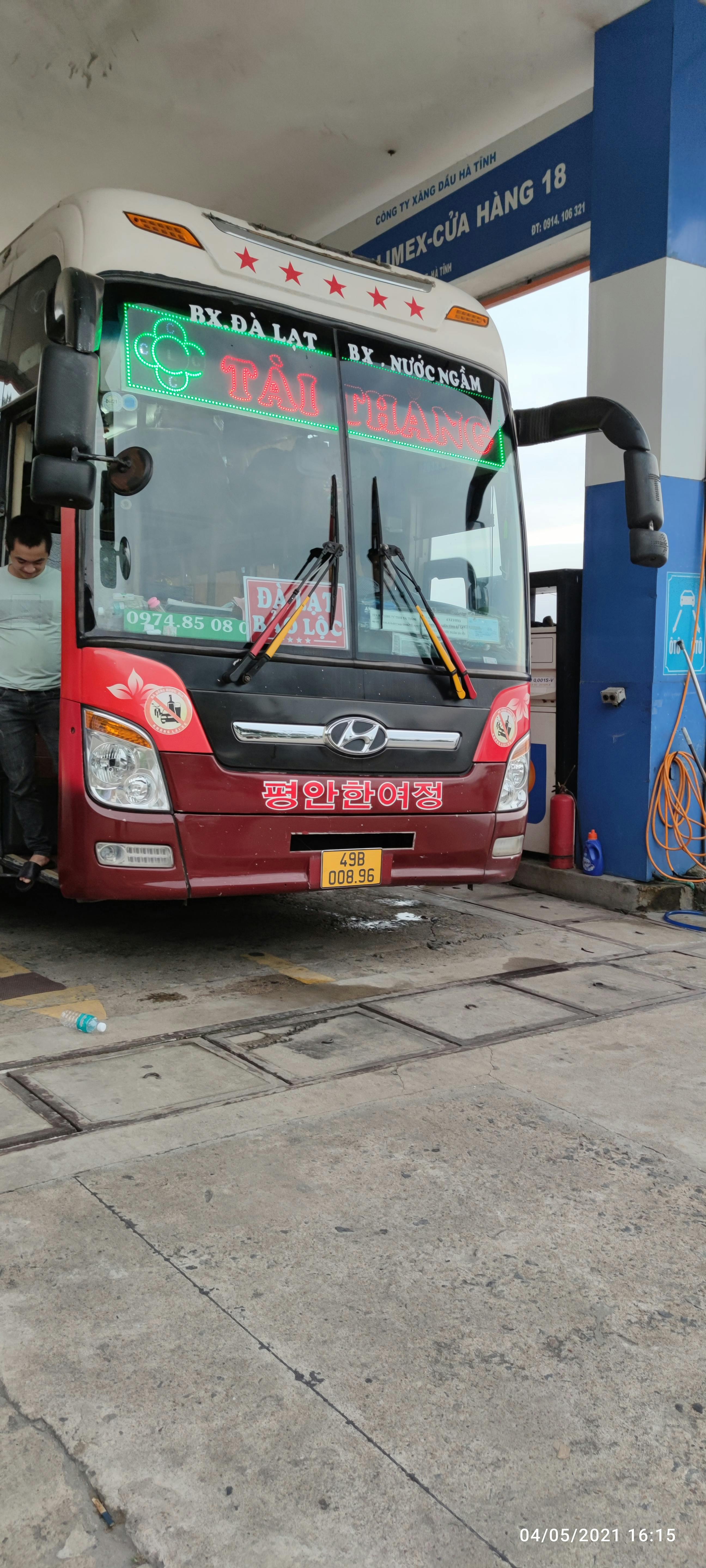 Teilnehmer bei einer praktischen Löschübung mit einem Feuerlöscher