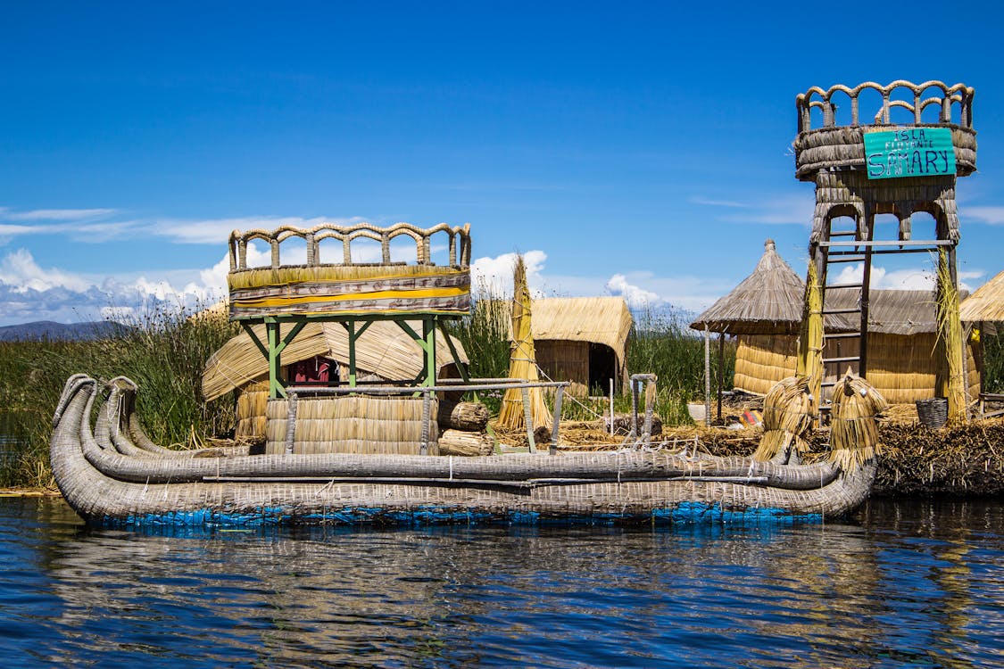le lac Titicaca avec les îles Uros en arrière-plan