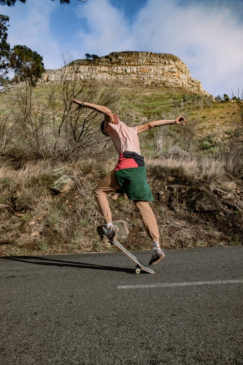 Photos gratuites de astuces de skateboard, bras écartés, faire du skateboard