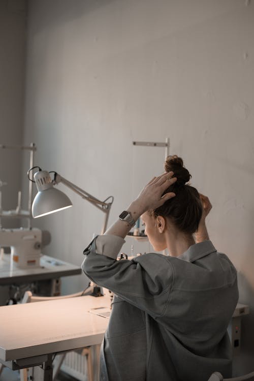 Základová fotografie zdarma na téma dotýká se vlasů, módní návrhář, pohled zezadu