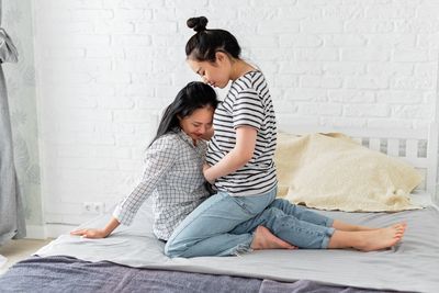 Couple learning about reciprocal IVF process