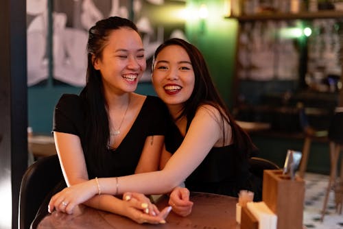 Gratis stockfoto met Aziatische vrouwen, blijdschap, glimlach