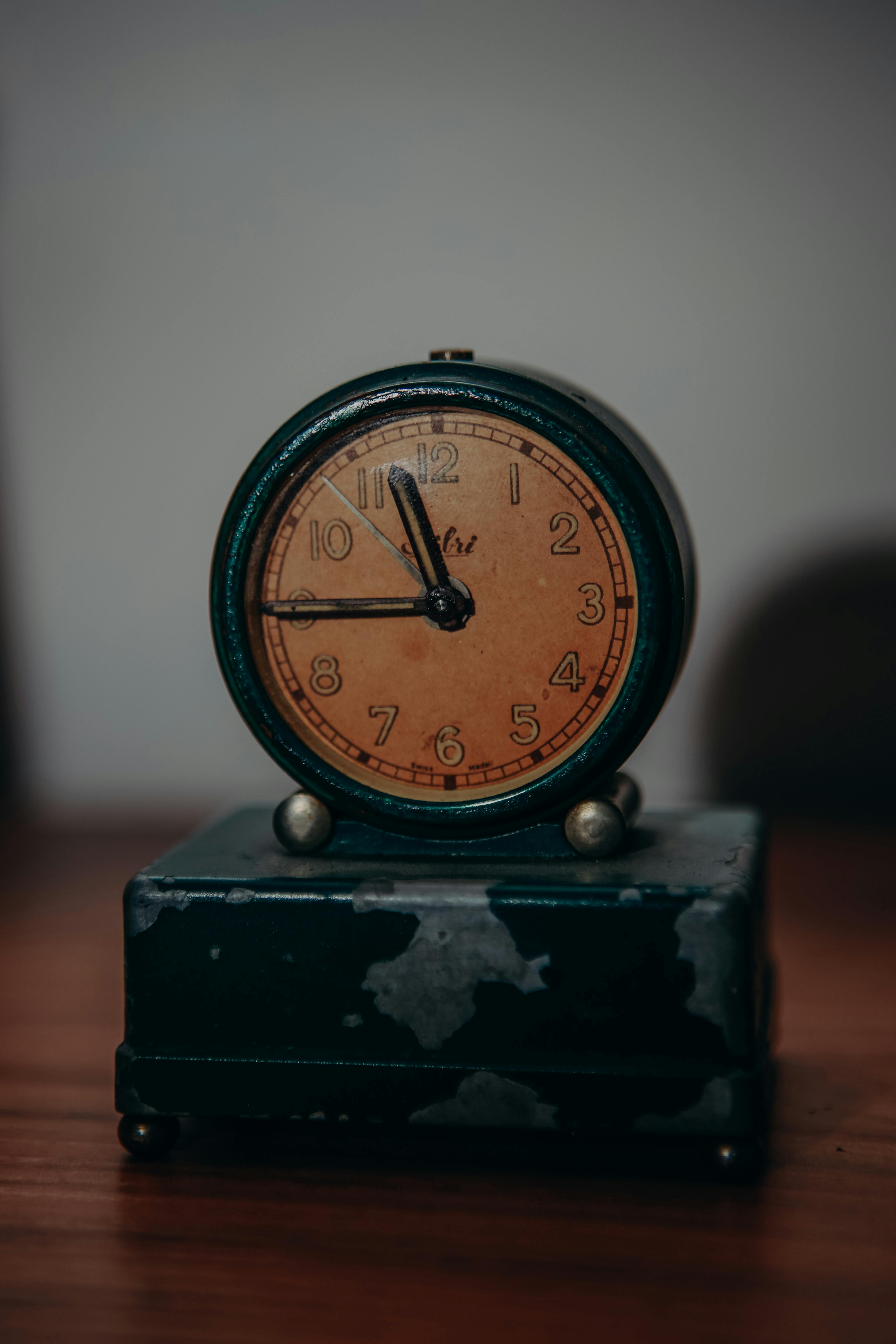 black and white analog desk clock