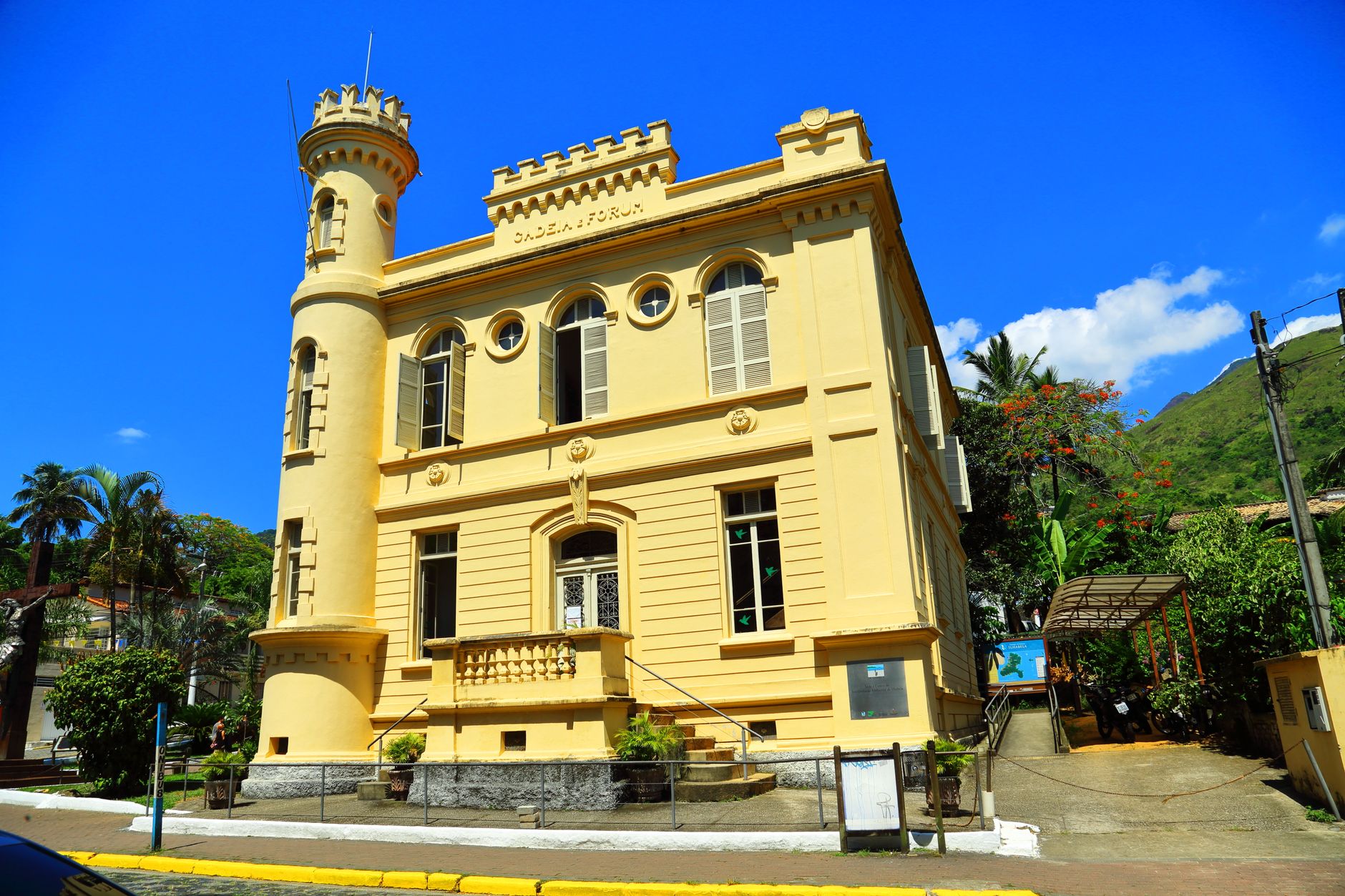 Arquitetura e hospedagem em Capitólio
