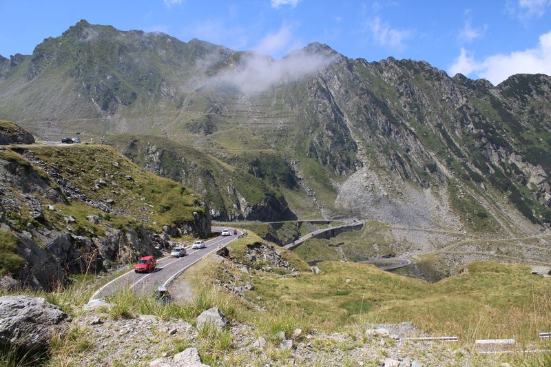 Mașini pe serpentinele Transfăgărășanului, printre munți