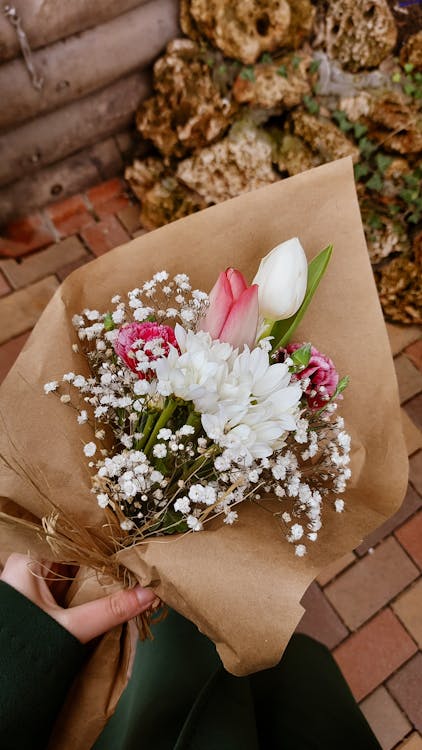 Free Photo  Pink roses bouquet wrapped in brown paper and