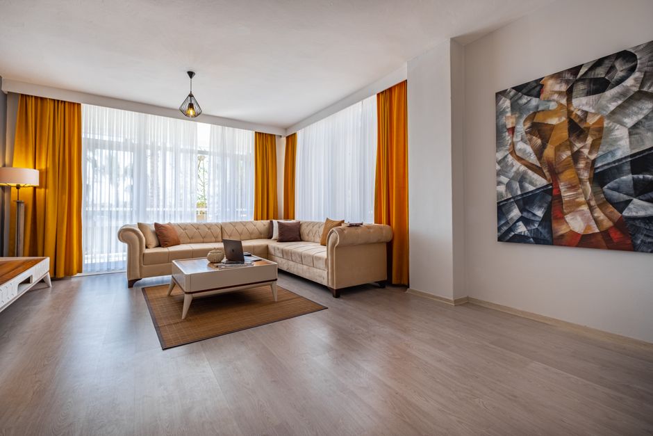 öncelikle, modern ve klasik dekorasyon stillerinin temel özelliklerine bakalım. modern tasarım, genellikle minimalizmi, temiz hatları ve işlevselliği ön planda tutar. nötr renk paletleri, doğal malzemeler ve sade formlar bu stilin belirgin unsurlarıdır. öte yandan, klasik dekorasyon zengin detaylara, süslü motiflere ve geleneksel unsurlara dayanır. zengin renkler, lüks kumaşlar ve antika mobilyalar klasik tasarımın vazgeçilmezlerindendir. analiz görseli
