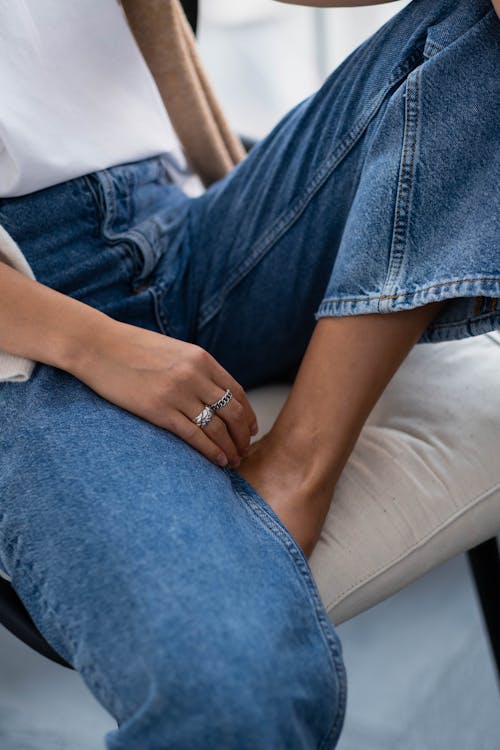 Close-up of them Blue Jeans of a Woman