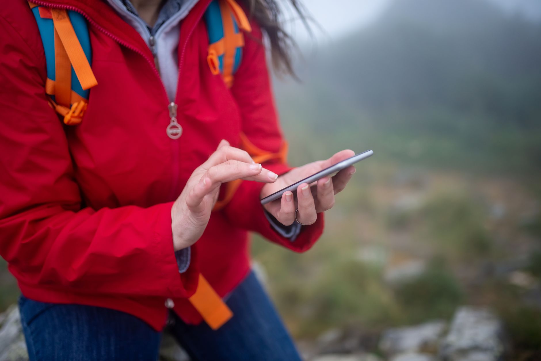 Pessoa a utilizar a Chave Móvel Digital num telemóvel para aceder a um serviço online