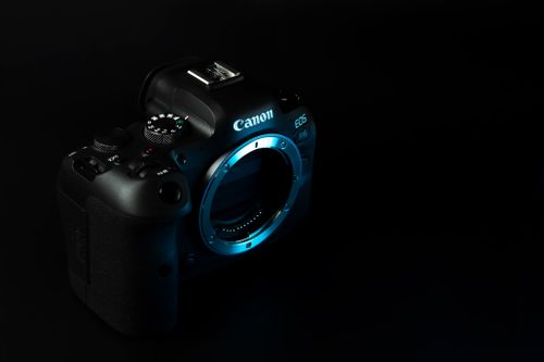 Free A close-up of a Canon DSLR camera body with artistic lighting. Stock Photo