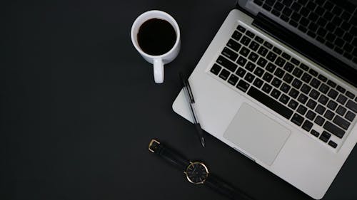Ingyenes stockfotó csésze kávé, hordozható számítógép, munkaterület témában